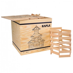 KAPLA 1000 contiene 1000 tavolette in un meraviglioso bauletto cubico in legno di pino con manici e rotelle.